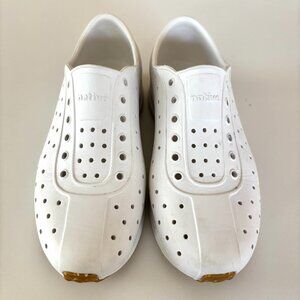 Native Robbie Child white slip-on shoes big kids size J3 in good condition